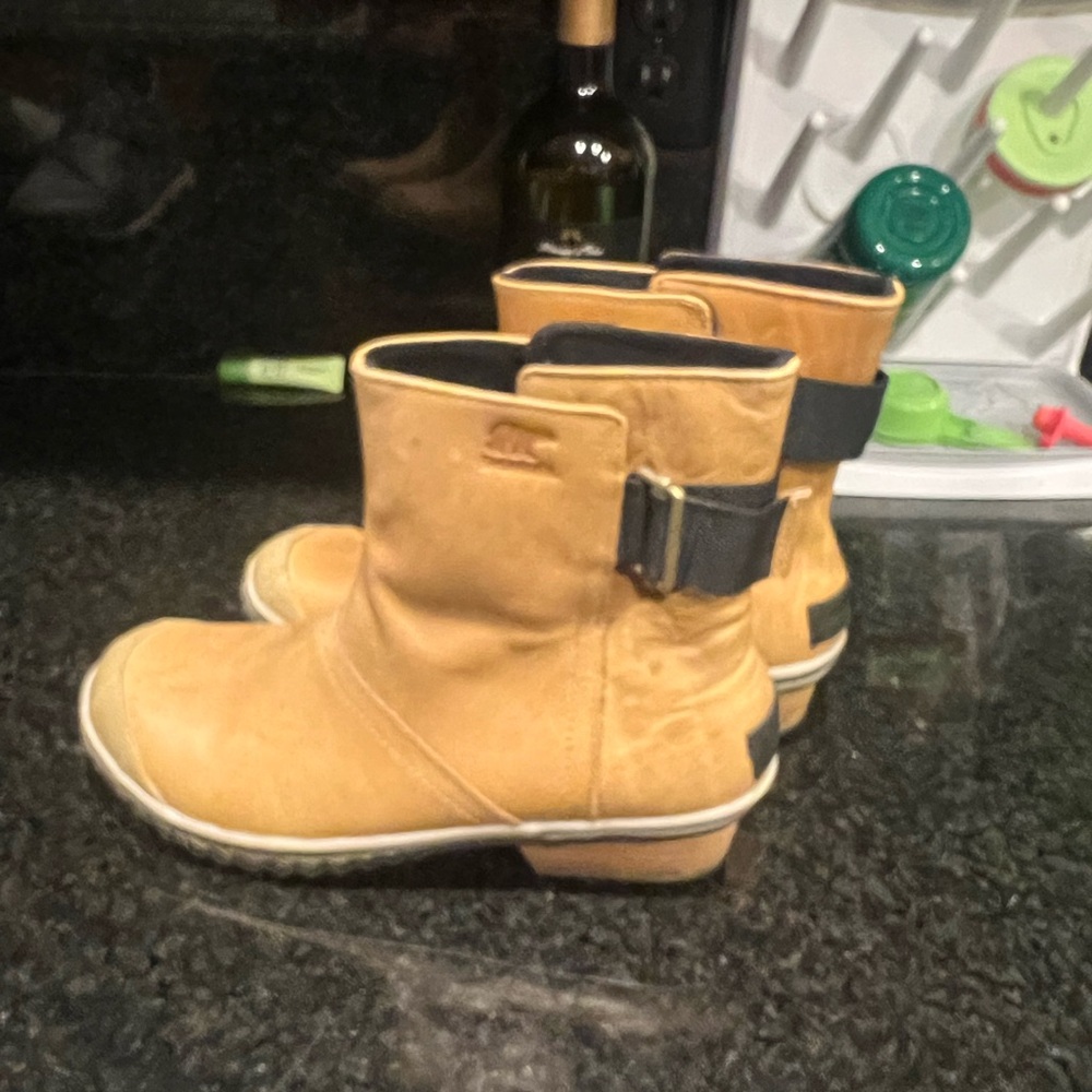 Cognac Sorel boots size 9.5. EUC